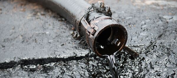 Шланг с неочищенной нефтью - 俄罗斯卫星通讯社