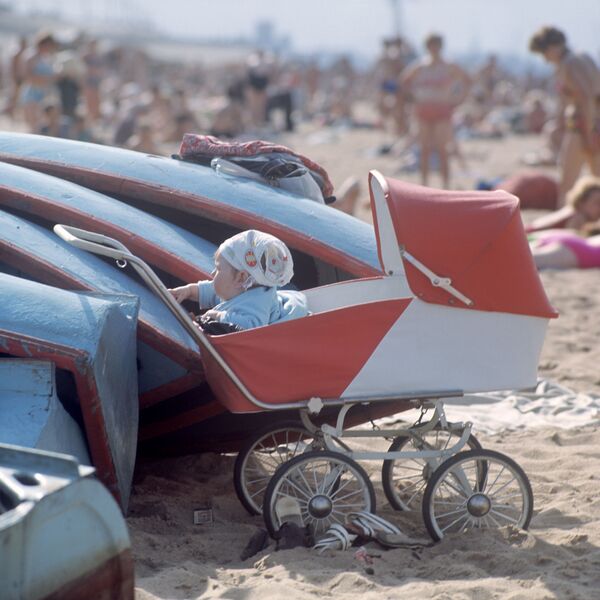 高爾基市市區河灘搖籃車里的小孩，1970年。 - 俄羅斯衛星通訊社