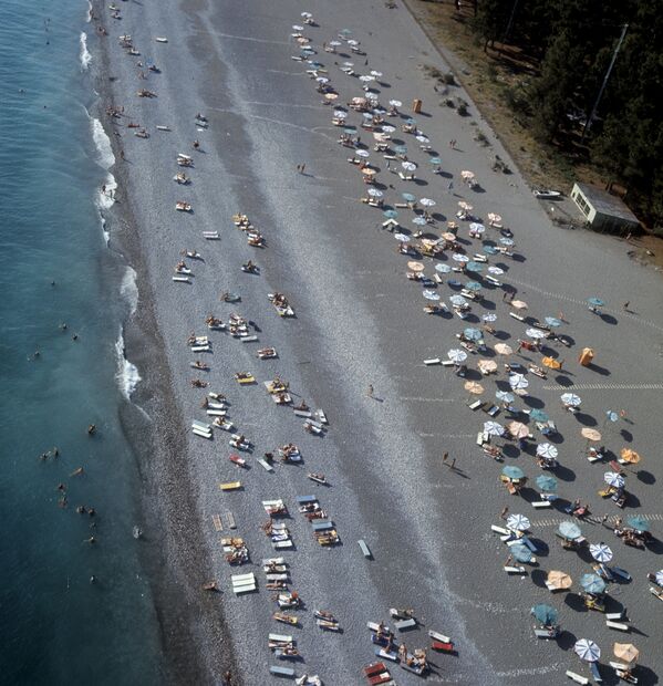 皮聰達海灘上的度假者，1972年。 - 俄羅斯衛星通訊社