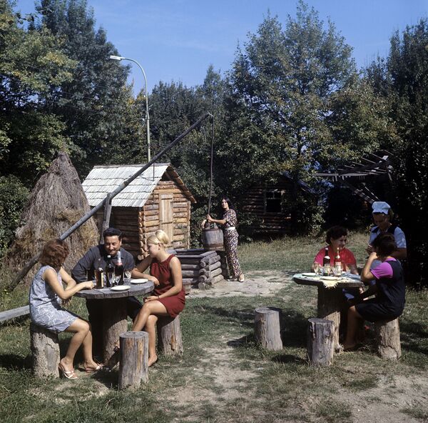 “绿鹦鹉”餐厅，1970年。 - 俄罗斯卫星通讯社