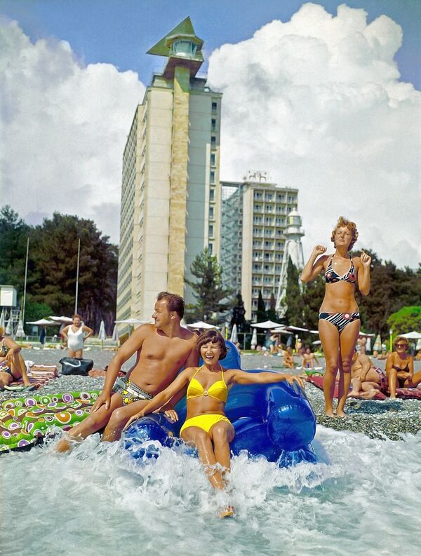 皮聰達海灘上的度假者，1982年。 - 俄羅斯衛星通訊社