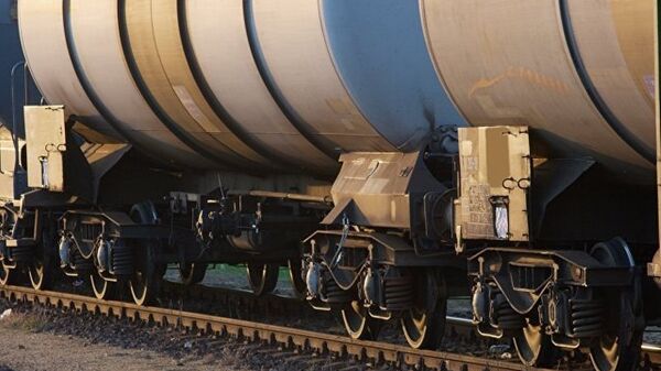 加拿大一列运输石油的火车脱轨后起火 - 俄罗斯卫星通讯社