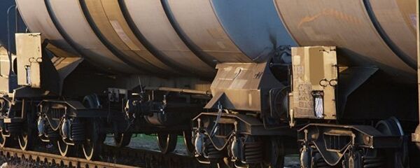 加拿大一列运输石油的火车脱轨后起火 加拿大一列运输石油的火车脱轨后起火 - 俄罗斯卫星通讯社