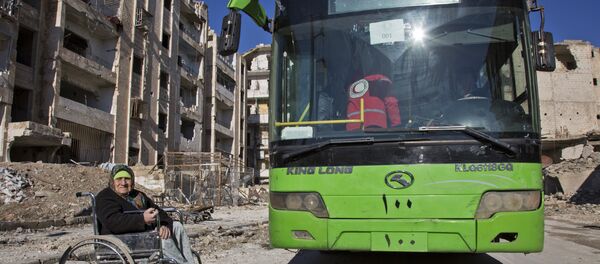 媒體：疏散剩餘武裝分子的客車已經抵達阿勒頗東部街區 - 俄羅斯衛星通訊社