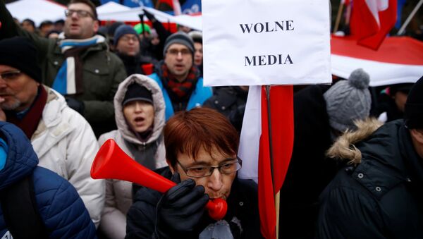 波兰华沙宪法法院前爆发反对派大规模抗议活动 - 俄罗斯卫星通讯社