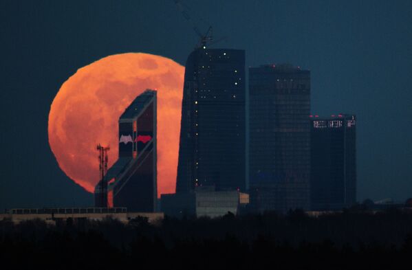 莫斯科国际商务中心“莫斯科城”上空的满月 - 俄罗斯卫星通讯社