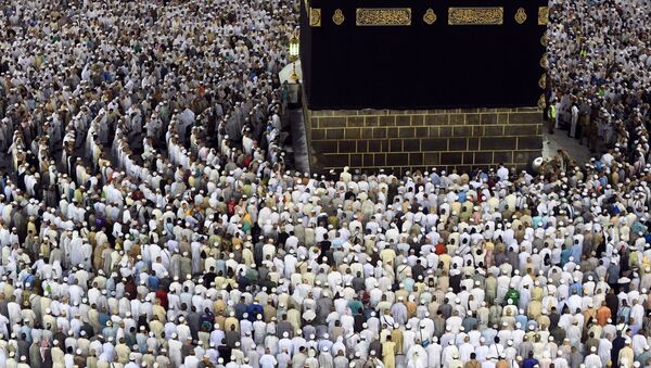 Паломники во время хаджа становятся на молитву вокруг Каабы в мечети Масджид аль-Харам в Мекке - 俄罗斯卫星通讯社