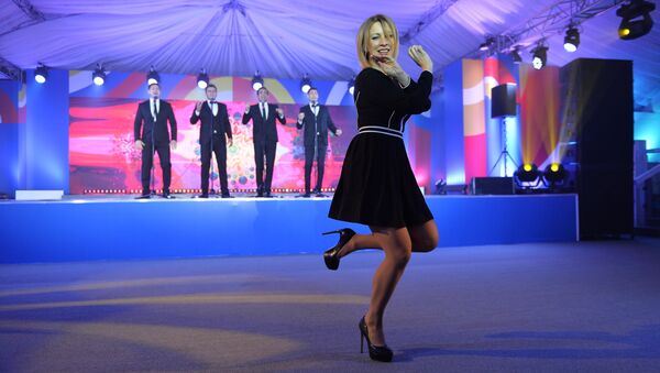 Официальный представитель российского МИД Мария Захарова во время исполнения танца Калинка в Сочи - 俄羅斯衛星通訊社
