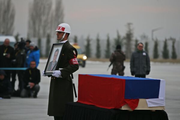 安卡拉機場舉行遇害俄羅斯大使安德烈·卡爾洛夫的遺體告別儀式。 - 俄羅斯衛星通訊社