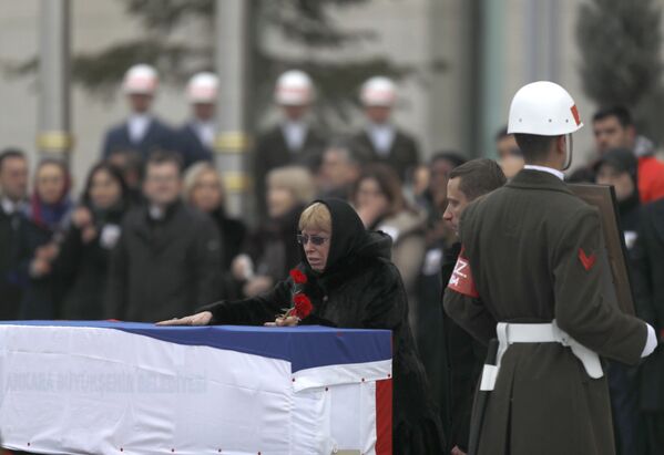 安卡拉機場舉行遇害俄羅斯大使安德烈·卡爾洛夫的遺體告別儀式。 - 俄羅斯衛星通訊社