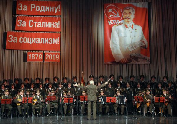 俄軍亞歷山德羅夫紅旗模範歌舞團在斯大林誕辰130週年盛大晚會上演出 - 俄羅斯衛星通訊社