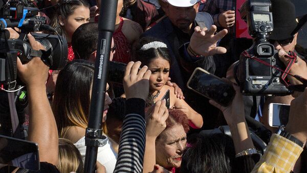 數千陌生人到場為墨西哥女孩慶生 - 俄羅斯衛星通訊社
