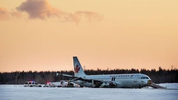 加拿大搭載184名乘客的飛機因機艙過熱緊急迫降 (圖片資料） - 俄羅斯衛星通訊社