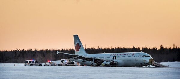 加拿大搭載184名乘客的飛機因機艙過熱緊急迫降 (圖片資料） - 俄羅斯衛星通訊社