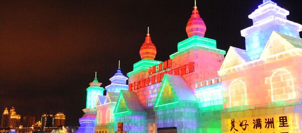 满洲里冰雪主题园入口处的游客 - 俄罗斯卫星通讯社