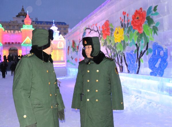 冰雪主題園冰雕旁的兩名中國軍人 - 俄羅斯衛星通訊社