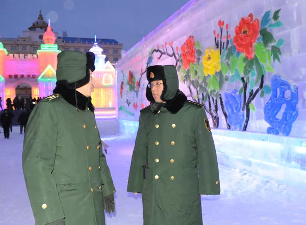 冰雪主題園冰雕旁的兩名中國軍人 冰雪主題園冰雕旁的兩名中國軍人 - 俄羅斯衛星通訊社