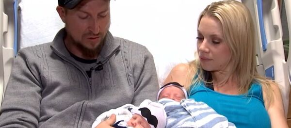 美国一对双胞胎出生差十分钟生日却差一年 - 俄罗斯卫星通讯社