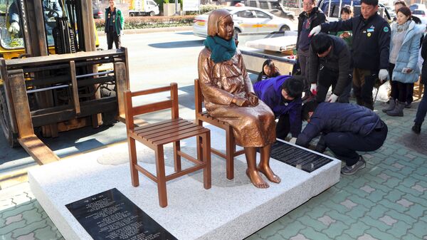 日本驻韩国釜山总领馆正对面立的一座“慰安妇”像 - 俄罗斯卫星通讯社