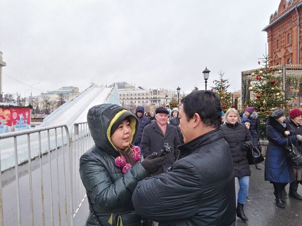 接受记者采访时，这位男性朋友告诉我们在莫斯科如何度过新年 - 俄罗斯卫星通讯社