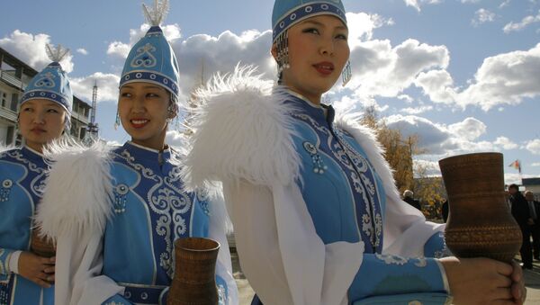 Девушки в традиционных якутских костюмах - 俄羅斯衛星通訊社