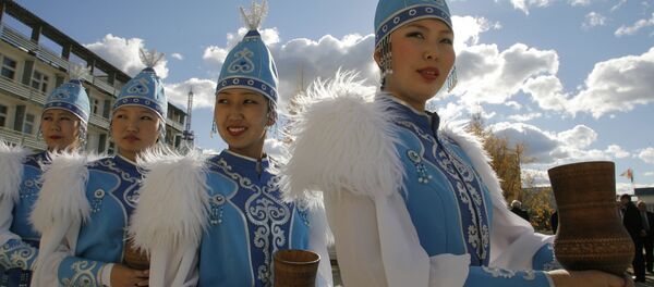 Девушки в традиционных якутских костюмах Девушки в традиционных якутских костюмах - 俄羅斯衛星通訊社