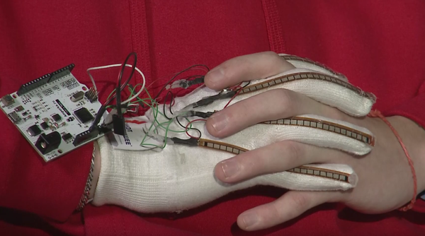 俄罗斯中学生发明会说话的手套 可让聋哑人“开口说话” - 俄罗斯卫星通讯社