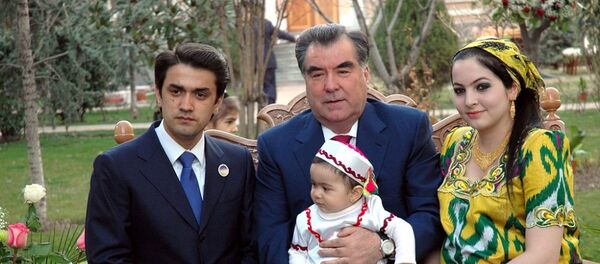 塔吉克斯坦总统拉赫蒙·埃莫马利与长子鲁斯塔姆·埃莫马利 - 俄罗斯卫星通讯社