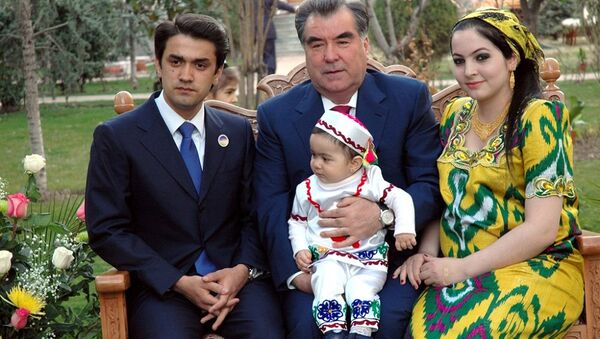 塔吉克斯坦总统拉赫蒙·埃莫马利与长子鲁斯塔姆·埃莫马利 - 俄罗斯卫星通讯社