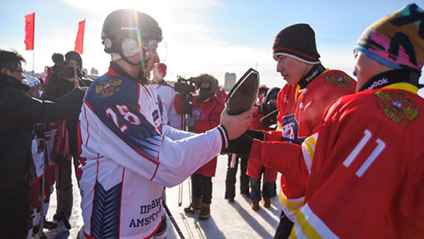 俄羅斯成人隊在阿穆爾河上舉行的“友誼”冰球賽中獲勝 - 俄羅斯衛星通訊社
