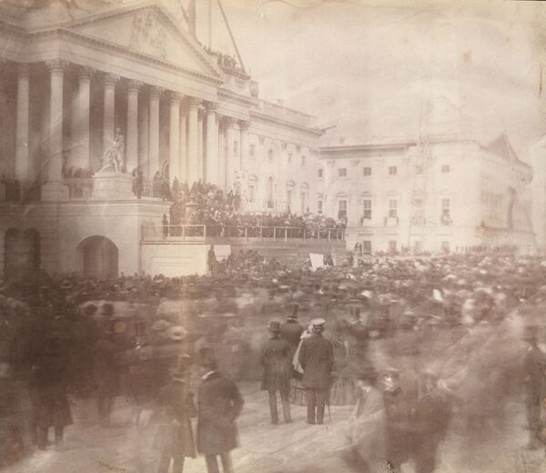 美國總統就職典禮的首張著名照片，美國第15任總統詹姆斯·布坎南在國會大廈入口處，1857年。 - 俄羅斯衛星通訊社