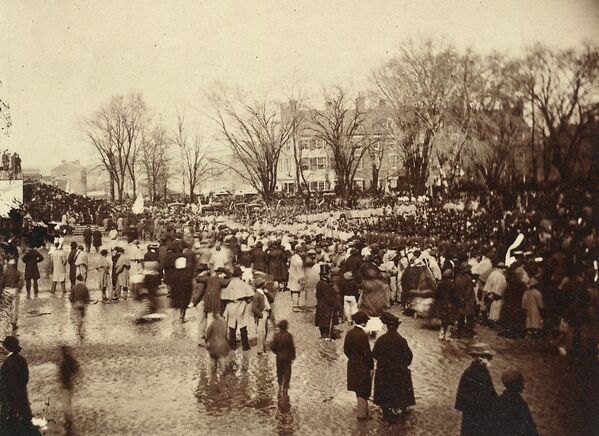 国会大厦前等待美国总统亚伯拉罕·林肯就职典礼开始的人群，1865年。 - 俄罗斯卫星通讯社