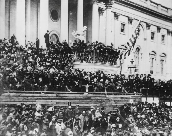 美國總統亞伯拉罕·林肯在國會大廈前發表就職演說，1865年。 - 俄羅斯衛星通訊社
