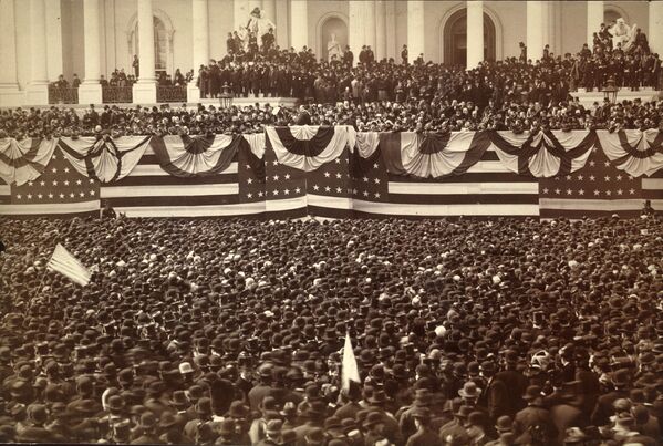美國總統格羅弗·克利夫蘭在國會大廈前發表就職演說，1885年。 - 俄羅斯衛星通訊社