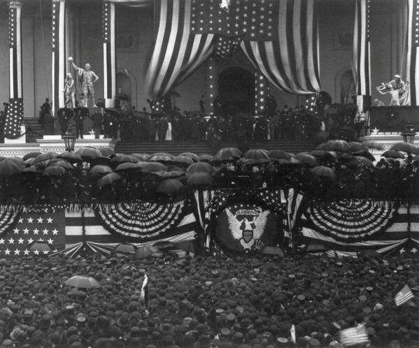 美國即將卸任的總統格羅弗·克利夫蘭為候任總統本傑明·哈里森打傘，1889年。 - 俄羅斯衛星通訊社