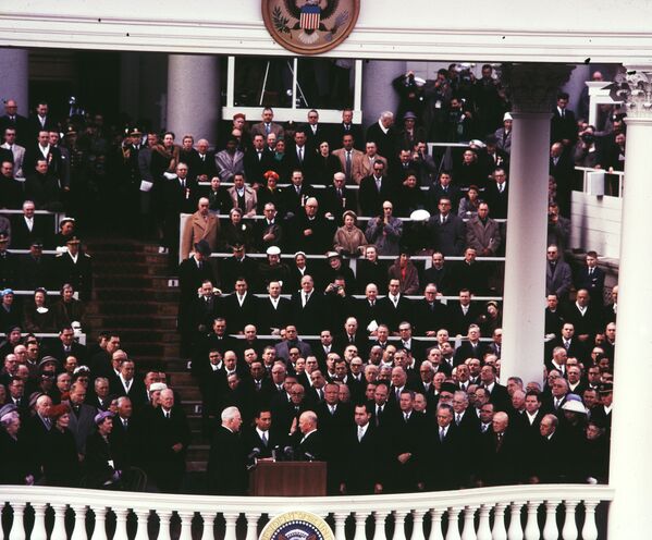 首席大法官厄尔·沃伦为德怀特·艾森豪威尔宣读誓词，华盛顿，1957年。 - 俄罗斯卫星通讯社