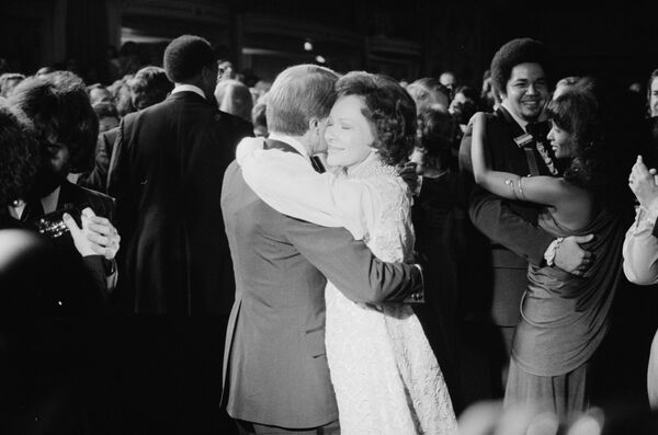吉米·卡特与妻子罗莎琳·卡特在就职典礼舞会上，华盛顿，1977年。 - 俄罗斯卫星通讯社