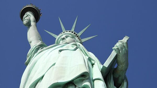 紐約自由女神像被掛“歡迎難民”橫幅 - 俄羅斯衛星通訊社