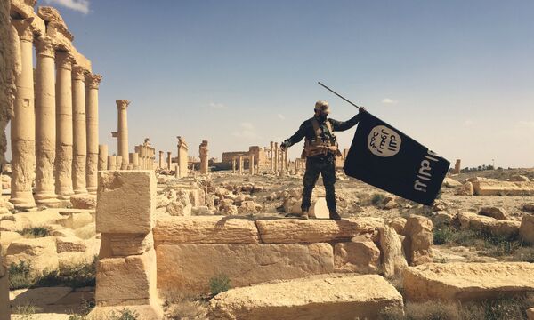 巴爾米拉老城廢墟上的第一面被奪取的伊斯蘭國旗幟 - 俄羅斯衛星通訊社