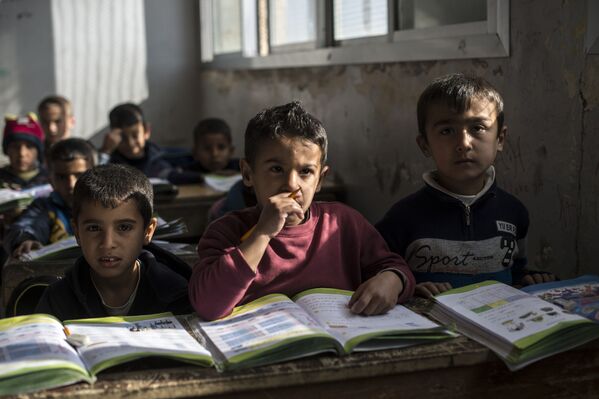 學生們正在為敘利亞難民所建的學校中上課 - 俄羅斯衛星通訊社