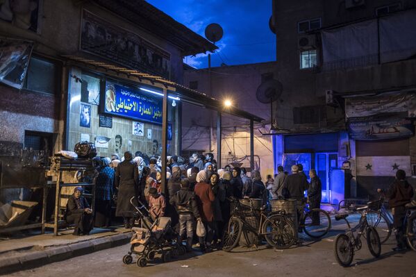 大馬士革的人們在麵包坊排隊 - 俄羅斯衛星通訊社