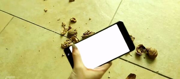 中國用諾基亞手機砸核桃來測試其堅固性 - 俄羅斯衛星通訊社