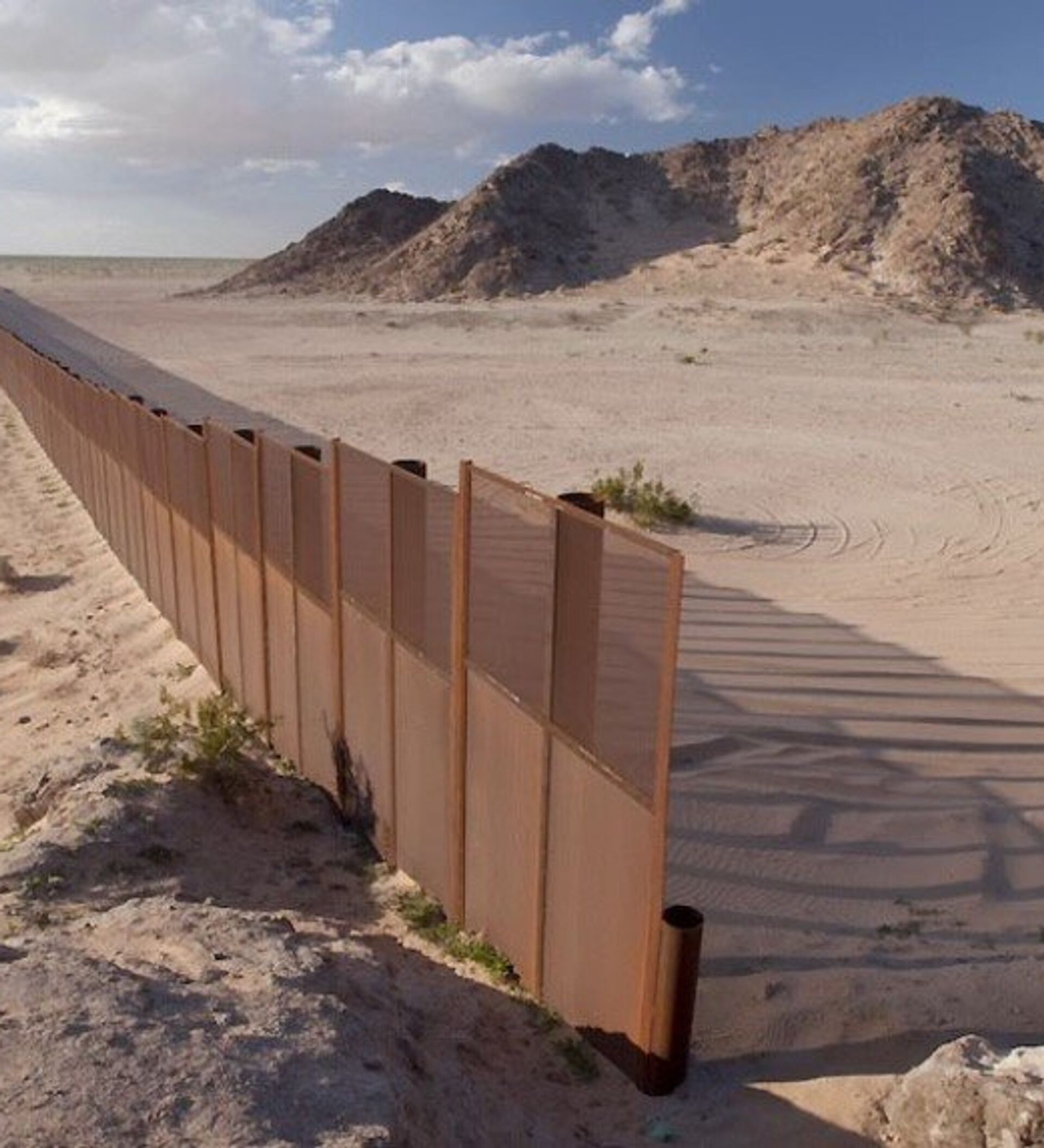 美国新墨西哥州边境开始建设特朗普新边境墙 – AMTV USA