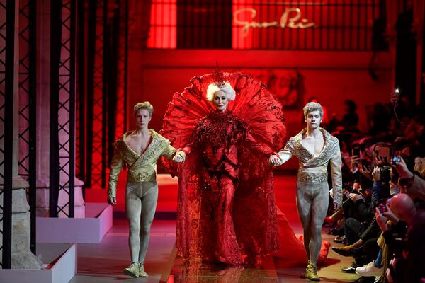 85岁的超模卡门·戴尔·奥利菲斯（Carmen Dell’Orefice）压轴完成了郭培的巴黎时装秀。 - 俄罗斯卫星通讯社