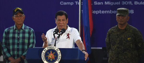 菲律賓總統杜特爾特, 國防部長洛倫扎納（左）和參謀總長維薩亞 - 俄羅斯衛星通訊社