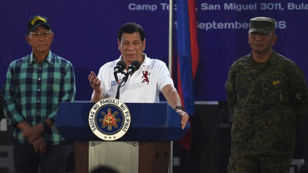 菲律宾总统杜特尔特, 国防部长洛伦扎纳（左）和参谋总长维萨亚 - 俄罗斯卫星通讯社