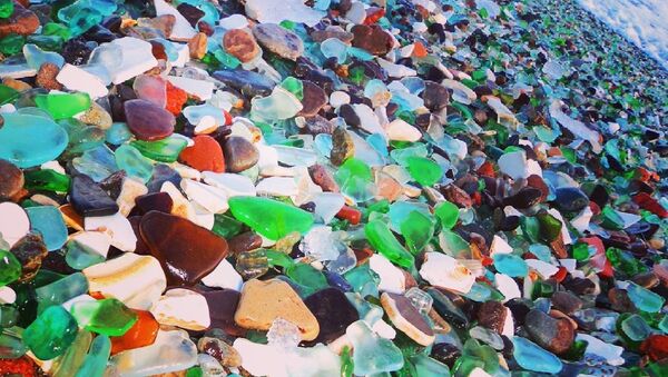 符拉迪沃斯托克玻璃海滩“石子”遭中国游客大量捡拾 - 俄罗斯卫星通讯社