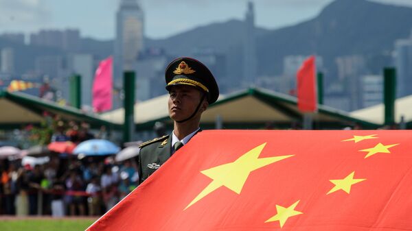 A PLA soldier stands to attention with the Chinese flag - 俄羅斯衛星通訊社
