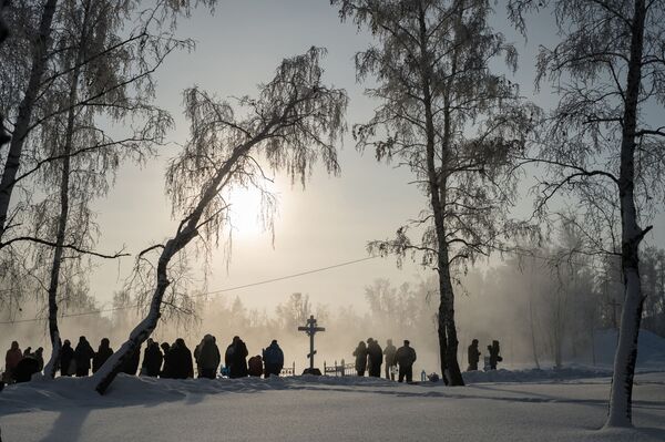 在鄂木斯克州的主顯節冬泳 - 俄羅斯衛星通訊社