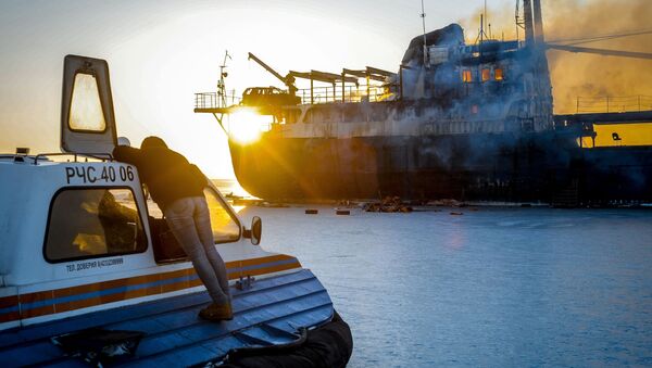 Судно Yeruslan горит у берегов Владивостока в акватории Амурского залива - 俄羅斯衛星通訊社
